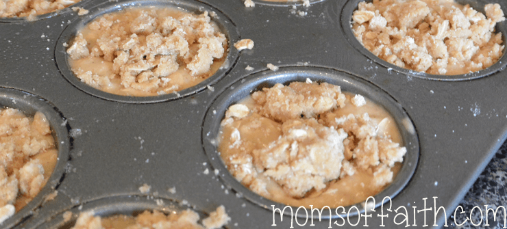 Easy Banana Bread Muffins with Streusel Topping #Recipe
